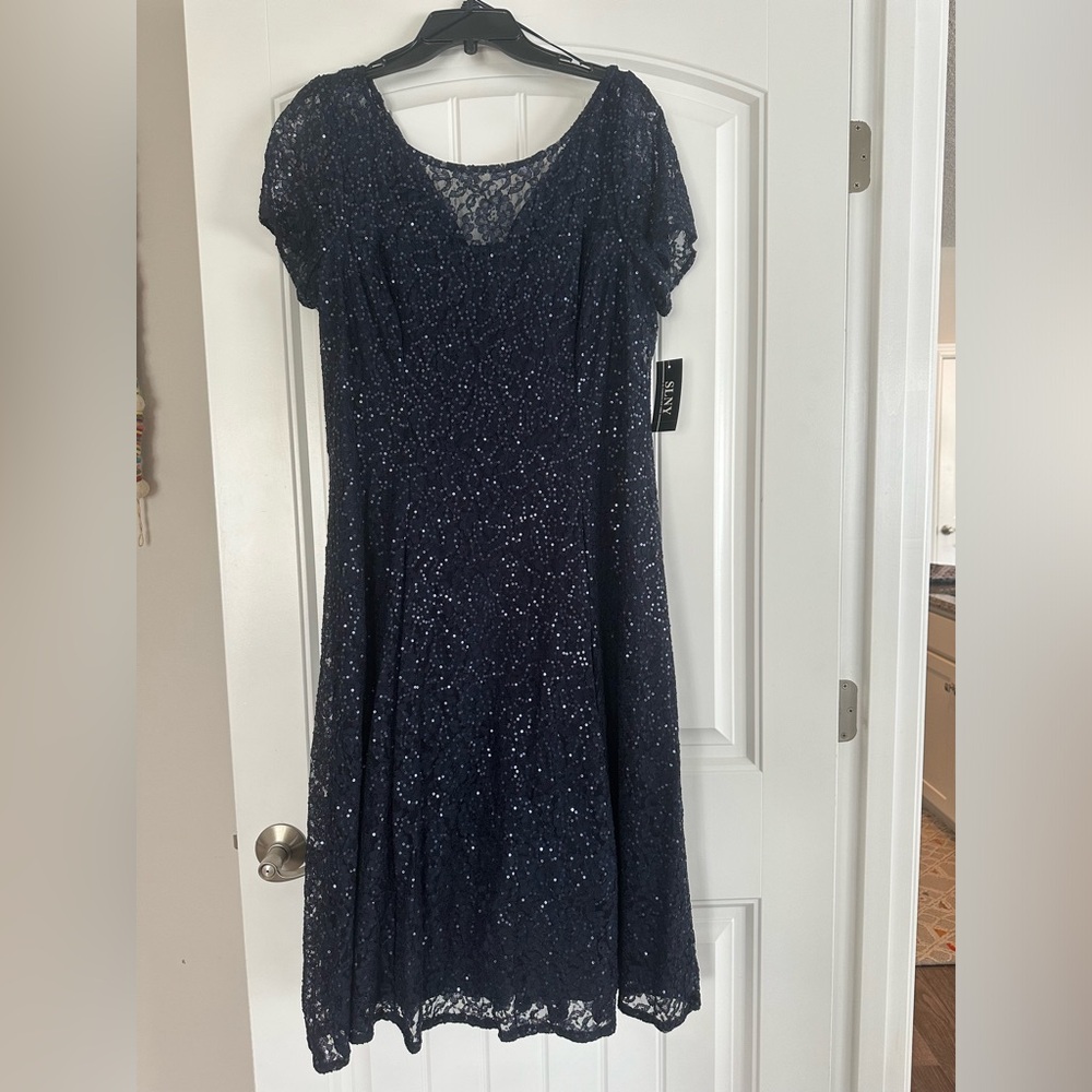 Beautiful SLNY dress! Perfect for fall or winter wedding.